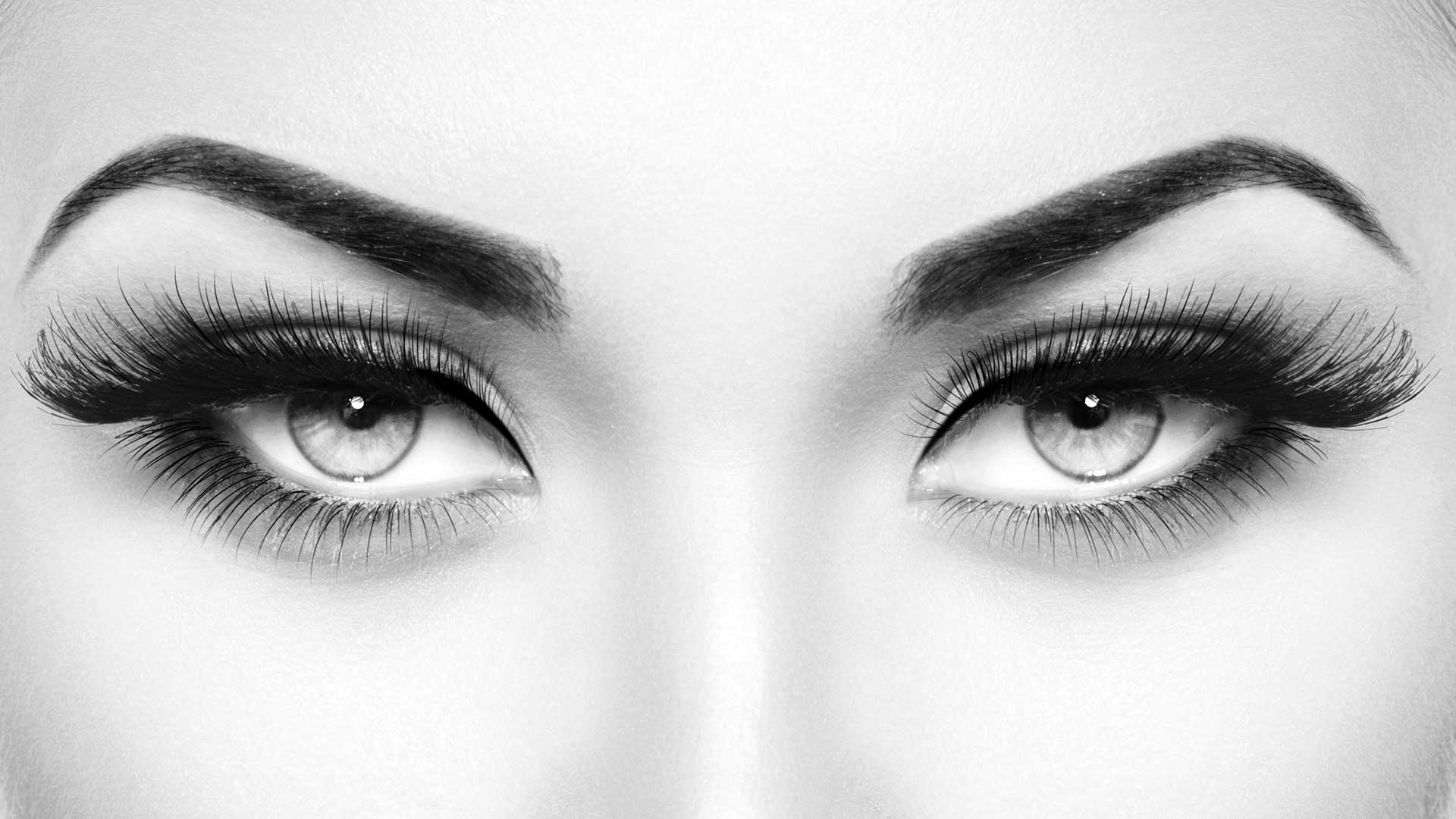 Utsnitt av øyne med vippeextensions og velformede bryn